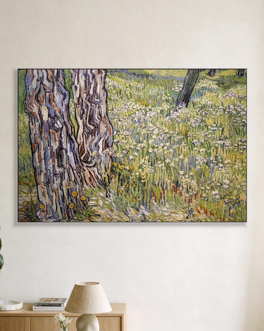 Bloeiende weide met bomen en paardenbloemen in een aluminium frame aan dezelfde muur