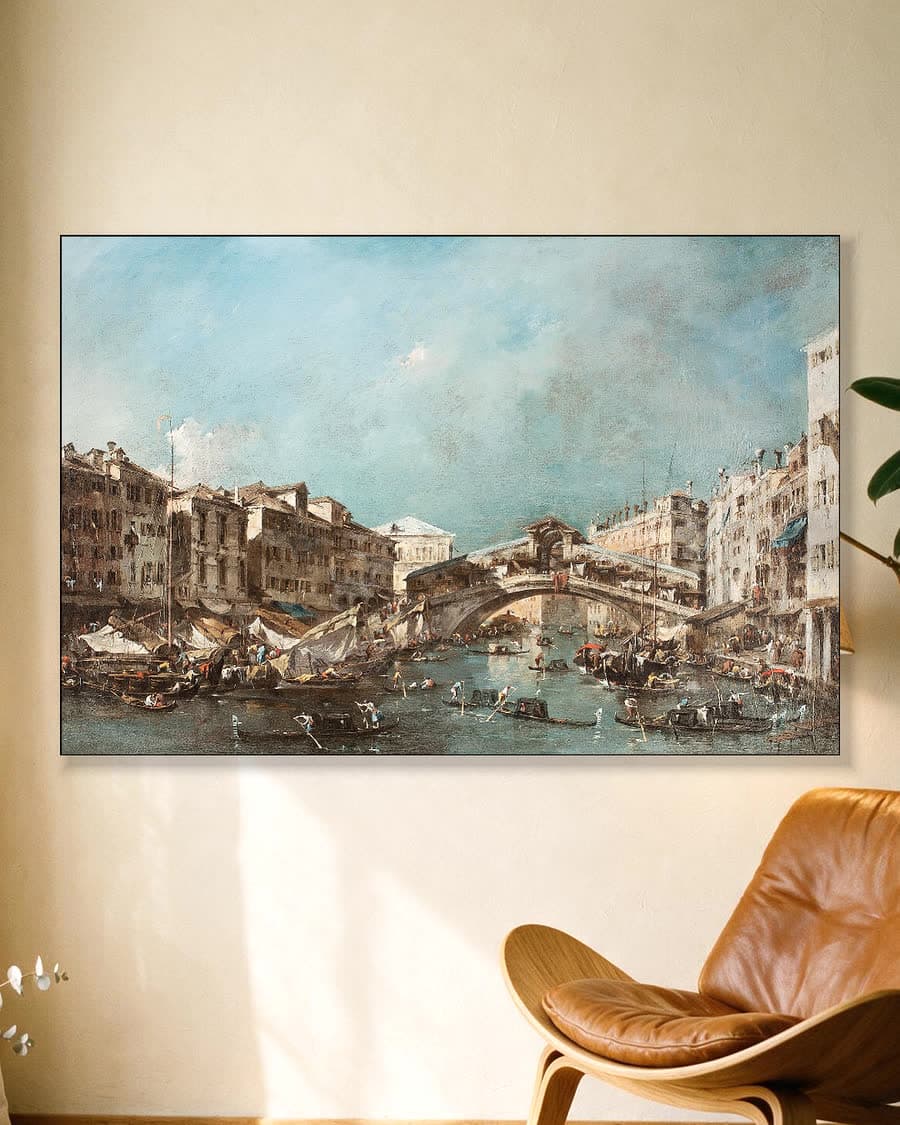 Het Canal Grande met de Rialtobrug, gezien vanuit het zuiden in een aluminium frame aan dezelfde muur