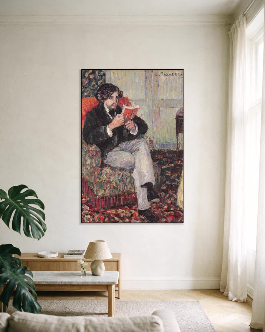 Lezende Félix Pissarro in een aluminium frame aan dezelfde muur