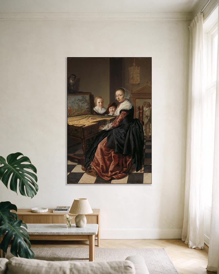 De virginaalspeelster in een aluminium frame aan dezelfde muur
