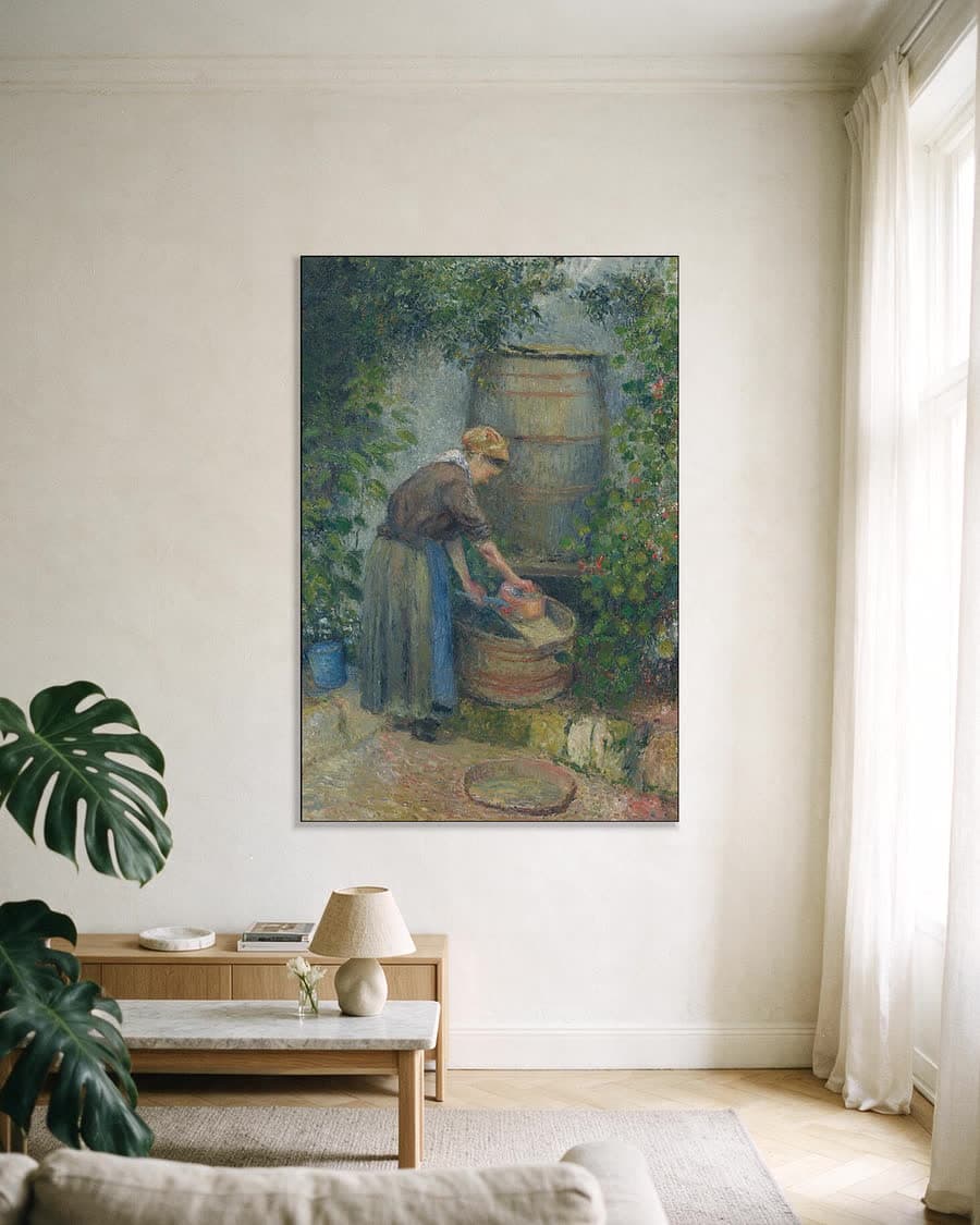 Vrouw die een pan wast in een aluminium frame aan dezelfde muur