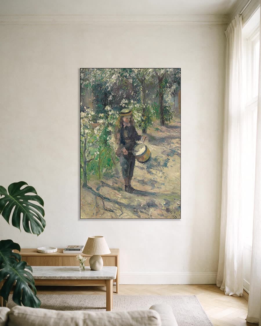 Kind met trommel in een aluminium frame aan dezelfde muur