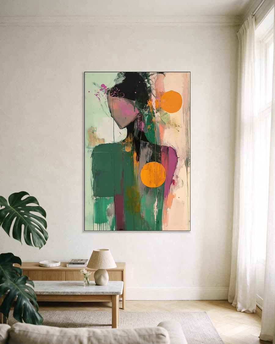 Figuur in groen in een aluminium frame aan dezelfde muur