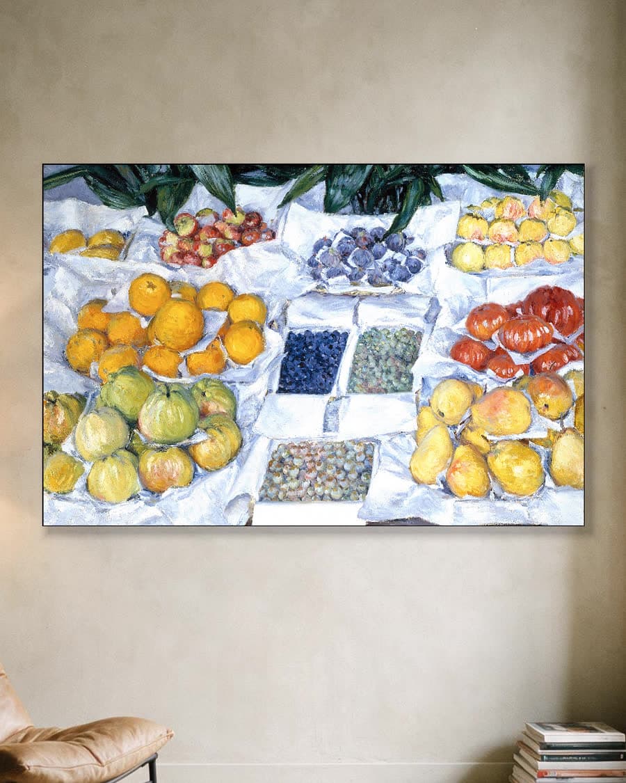 Fruit op een stalletje in een aluminium frame aan dezelfde muur