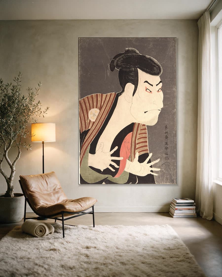 De acteur Otani Oniji III als Edobei in een aluminium frame aan dezelfde muur