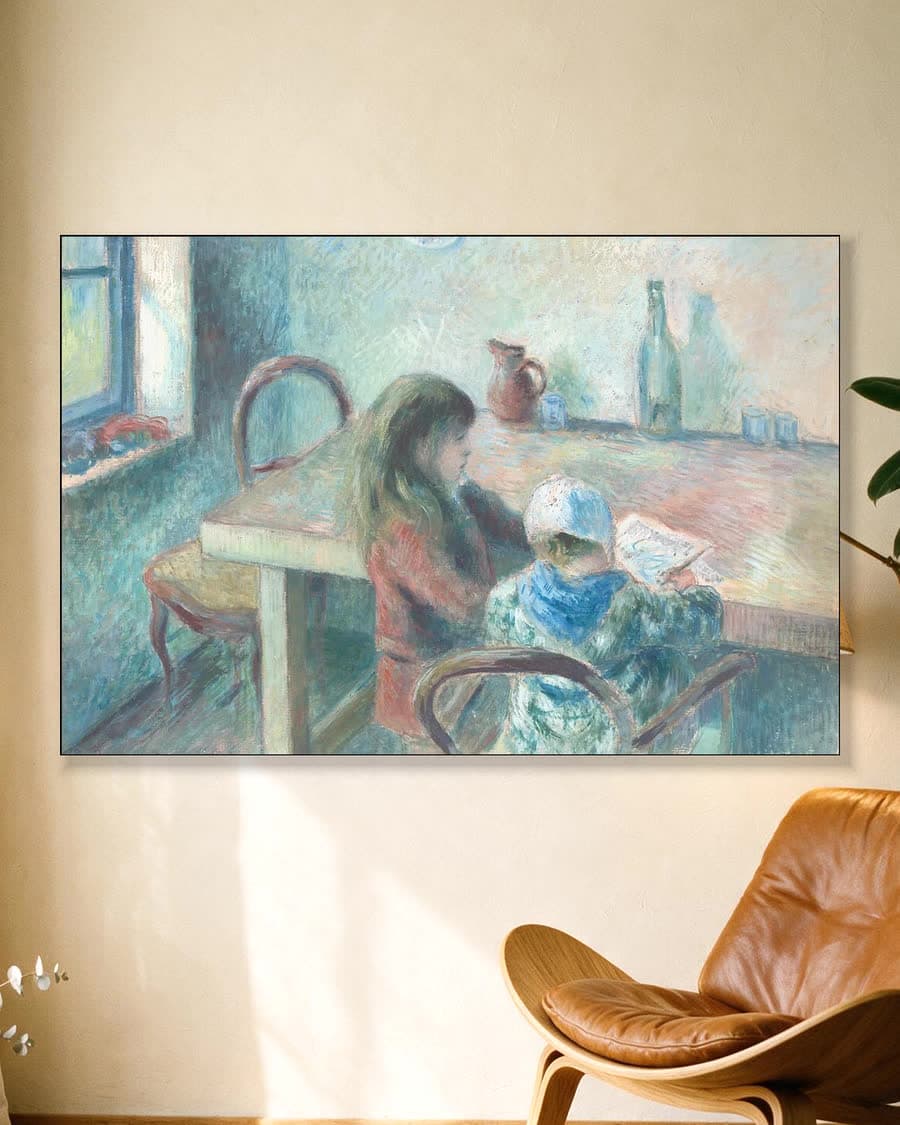 De kinderen in een aluminium frame aan dezelfde muur