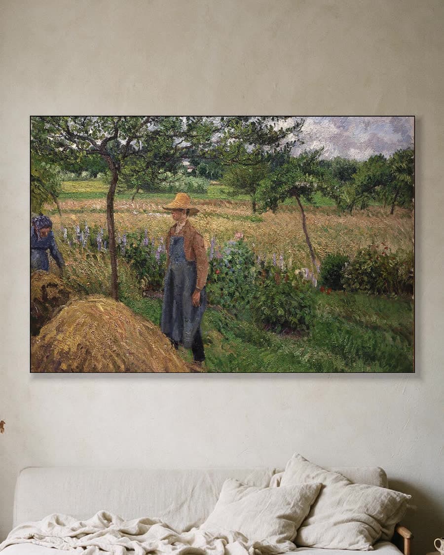 Tuinman bij een hooiberg, bewolkte lucht, Éragny in een aluminium frame aan dezelfde muur