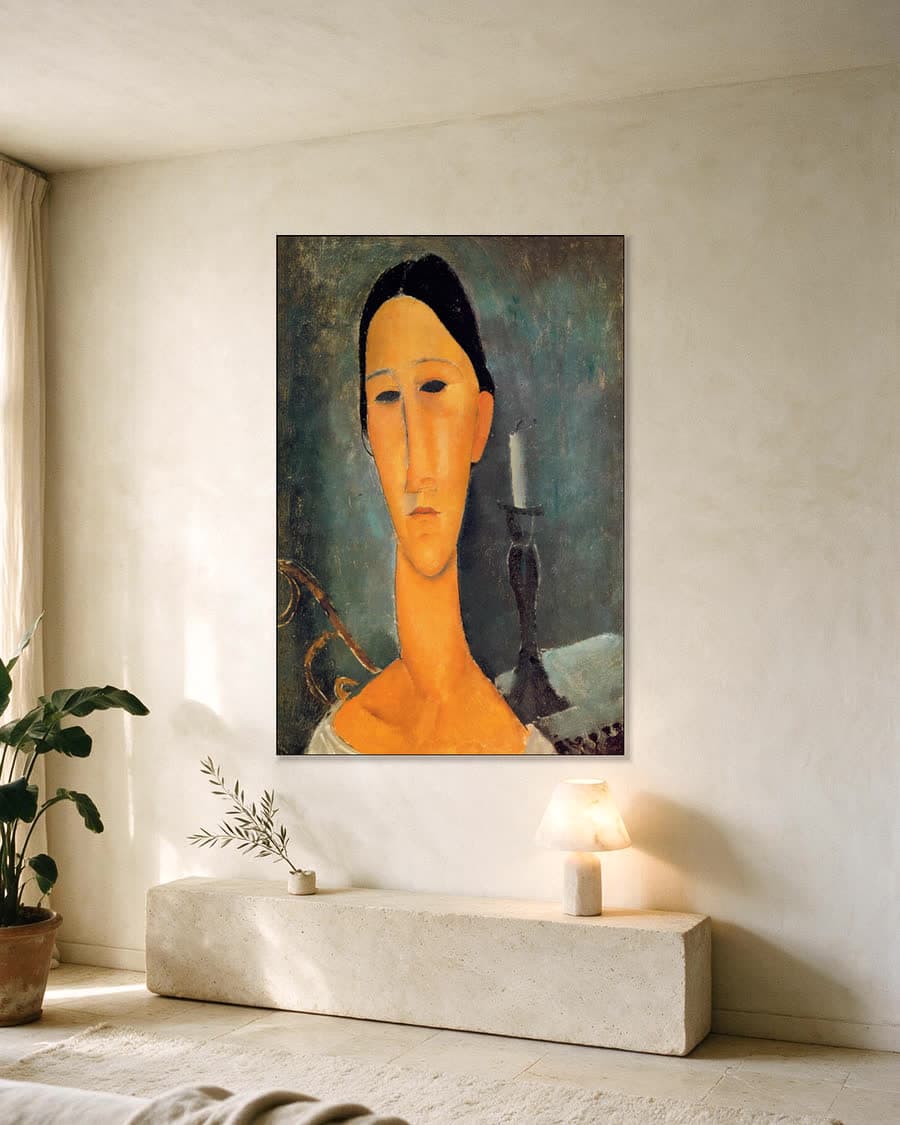Hanka Zborowska met kandelaar in een aluminium frame aan dezelfde muur