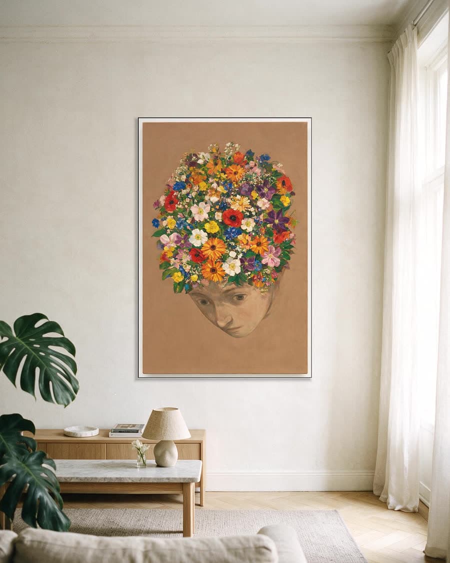 Gebogen hoofd in een aluminium frame aan dezelfde muur