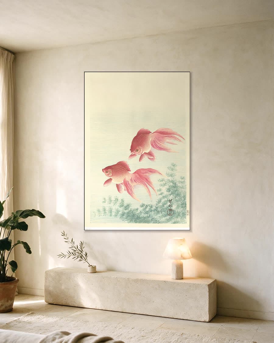 Twee sluierstaartgoudvissen in een aluminium frame aan dezelfde muur