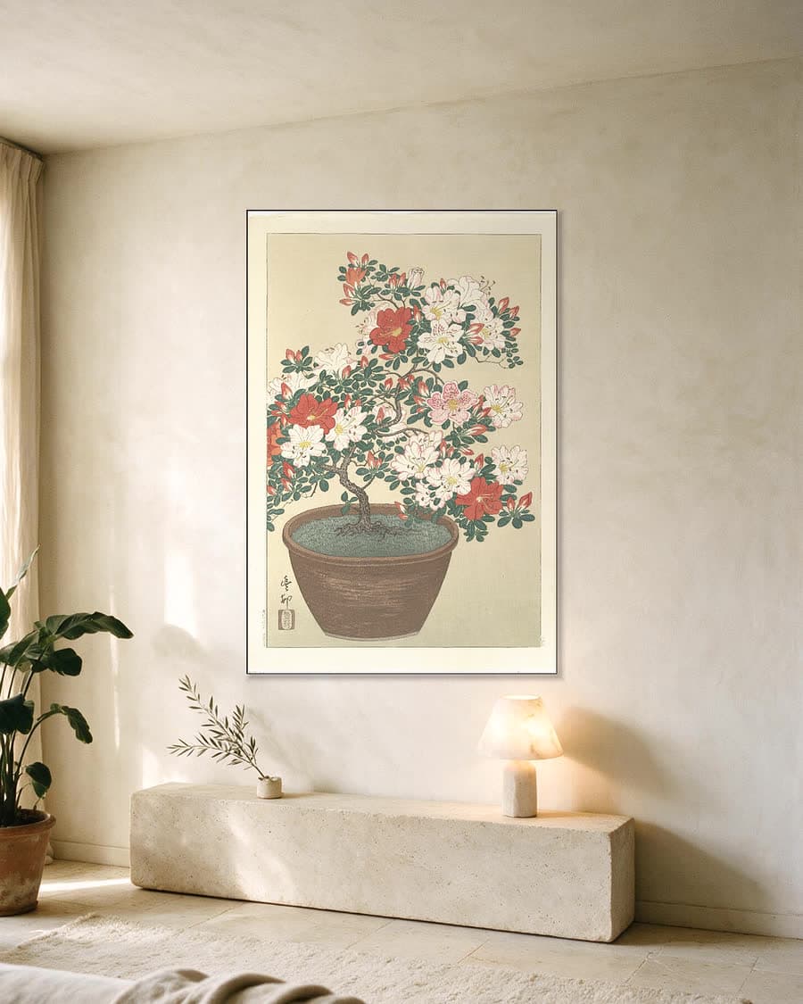 Bloeiende azalea in bruine pot in een aluminium frame aan dezelfde muur
