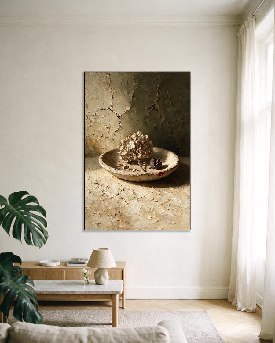 Gedroogde hortensia in een aluminium frame aan dezelfde muur