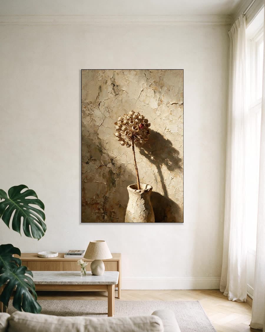 Alliumbol in een vaas in een aluminium frame aan dezelfde muur