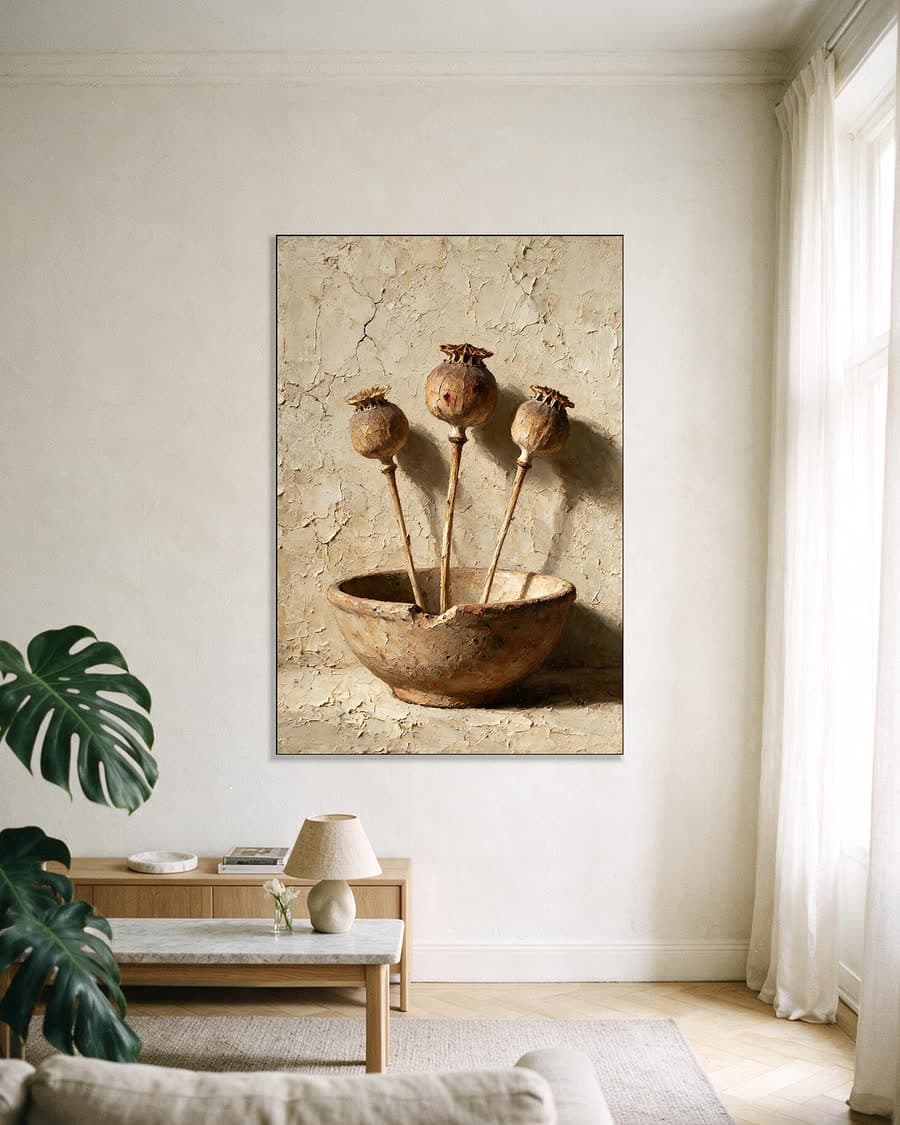 Drie papaverbollen in een aluminium frame aan dezelfde muur