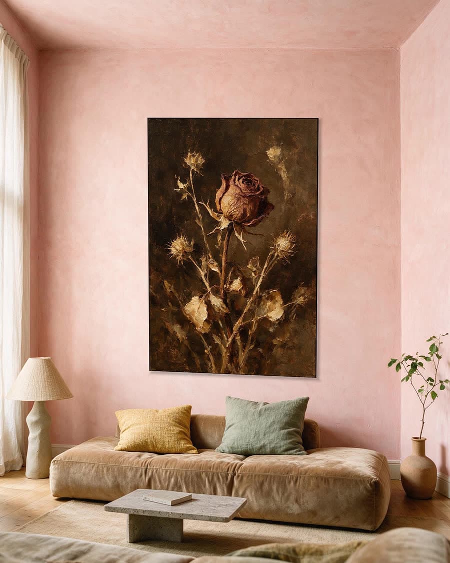 Gedroogde roos met distels in een aluminium frame aan dezelfde muur