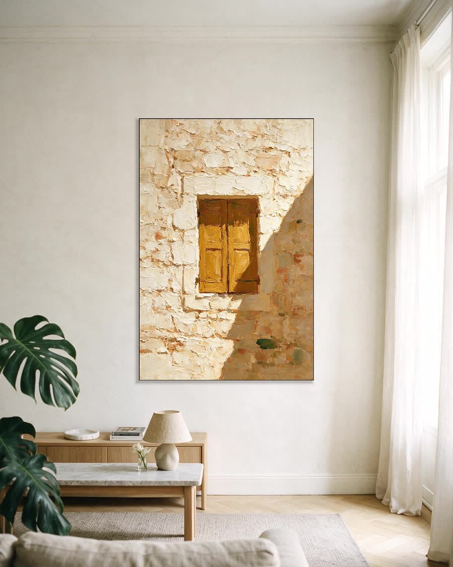 Gele luiken in een aluminium frame aan dezelfde muur