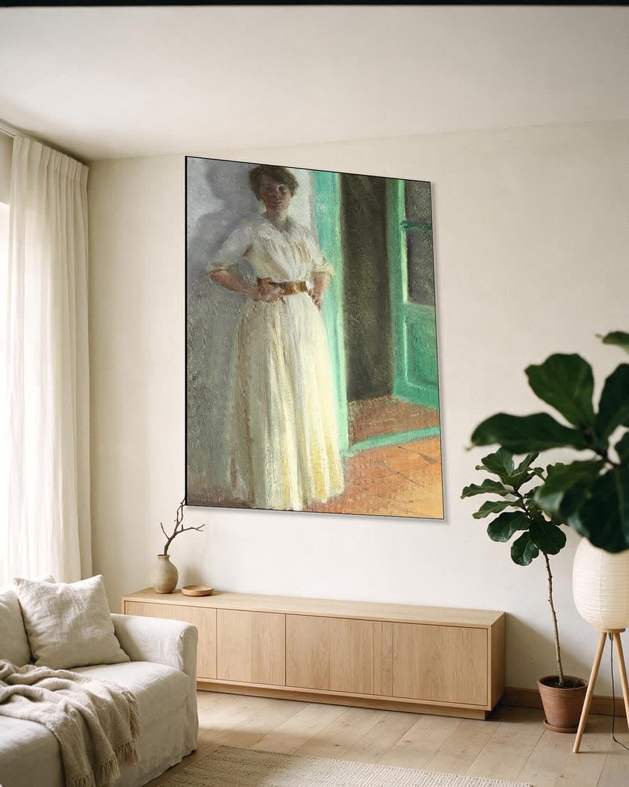 Marie Krøyer bij lamplicht op het terras in een aluminium frame aan dezelfde muur