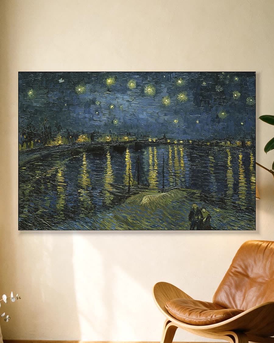 De sterrennacht in een aluminium frame aan dezelfde muur
