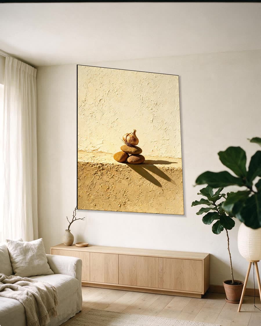 Gestapelde kiezels in een aluminium frame aan dezelfde muur