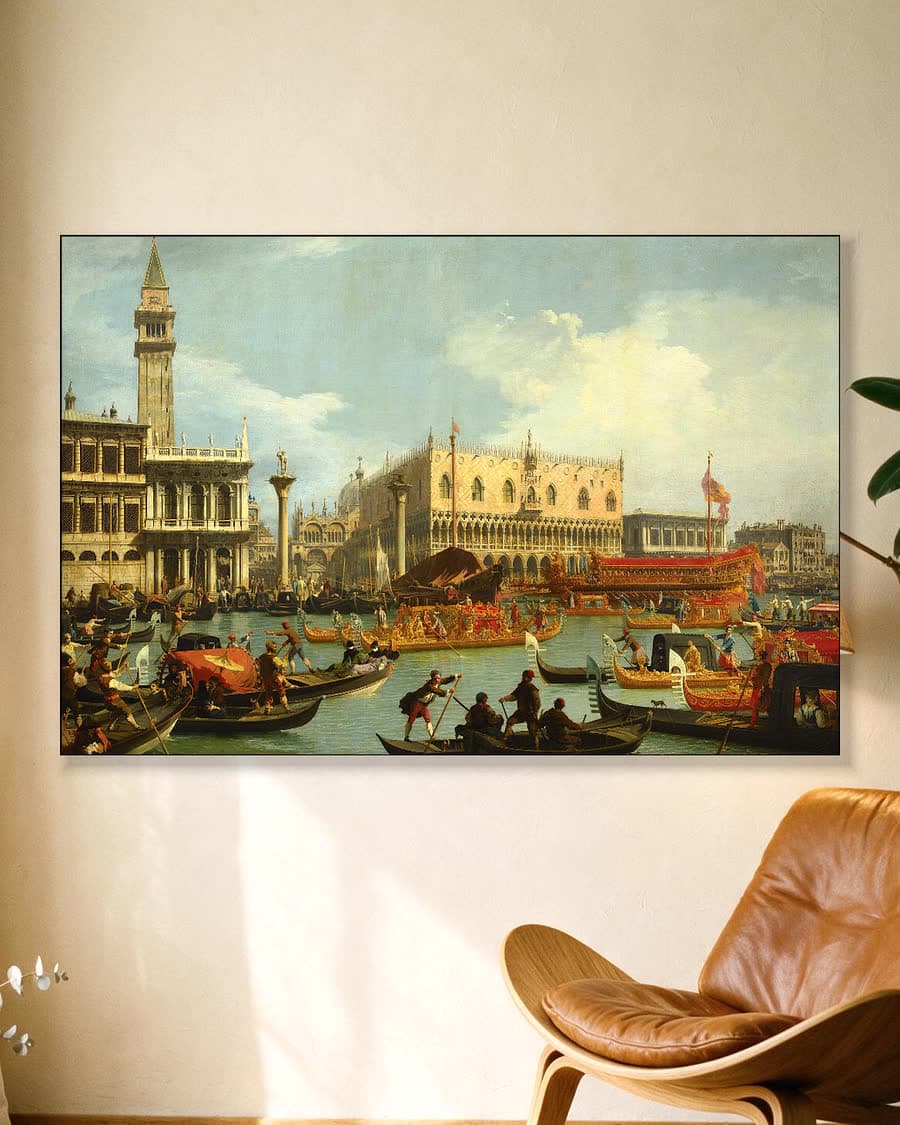De Terugkeer van de Bucintoro bij de Molo in een aluminium frame aan dezelfde muur