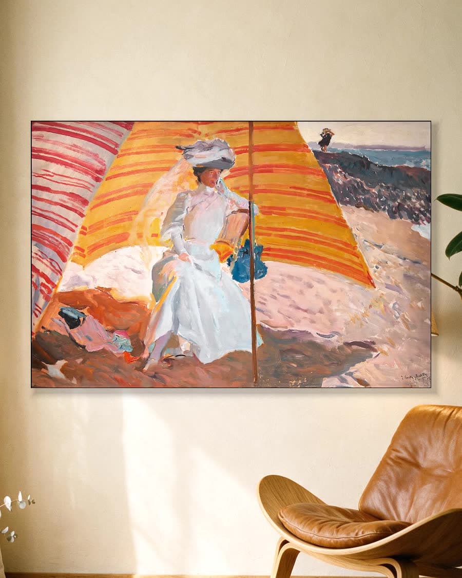Clotilde onder het zonnescherm, Biarritz in een aluminium frame aan dezelfde muur