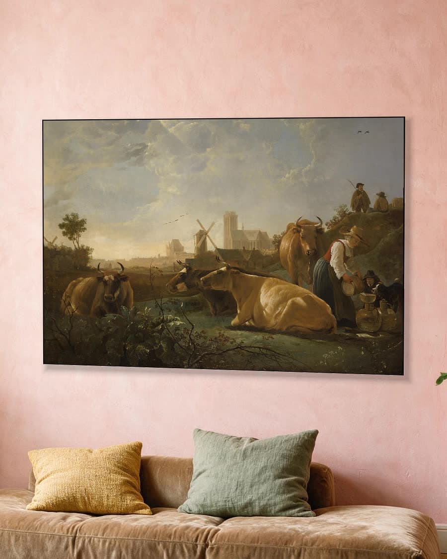 Gezicht op Dordrecht met vee aan de rivier in een aluminium frame aan dezelfde muur