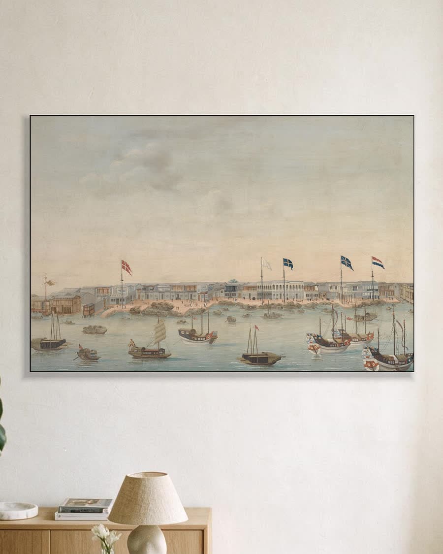 Gezicht op de rede van Kanton in een aluminium frame aan dezelfde muur