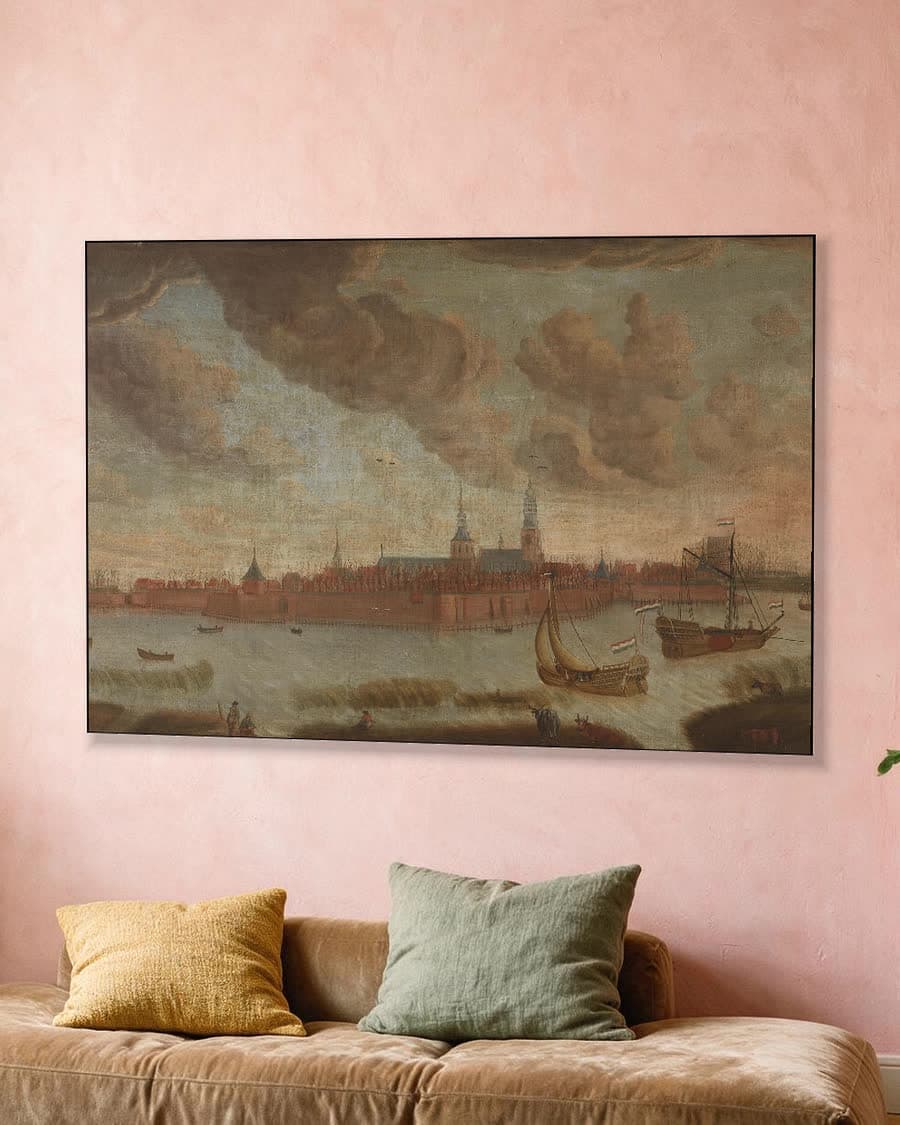 Gezicht op de stad Heusden in een aluminium frame aan dezelfde muur