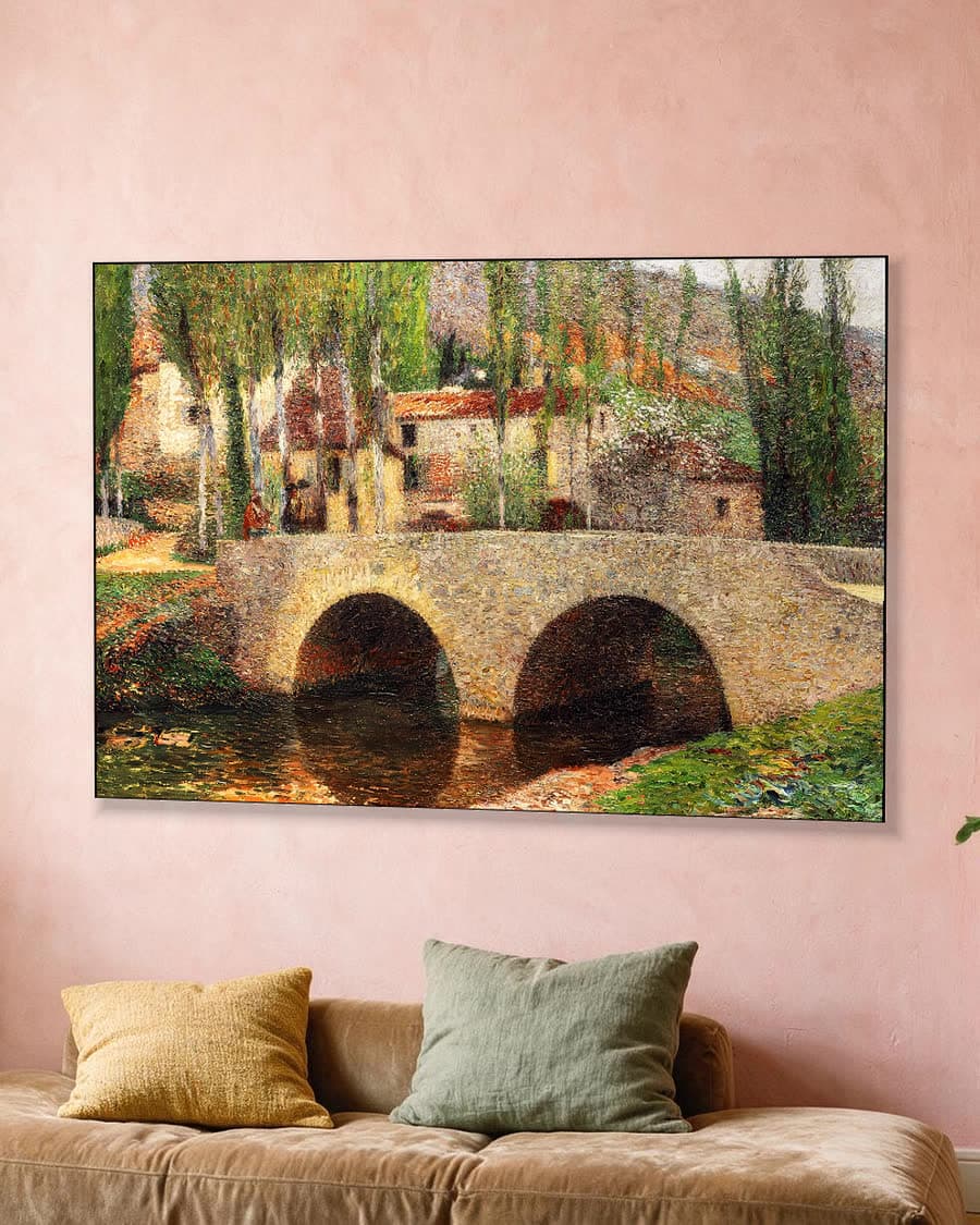 Dorpsgezicht met stenen brug in een aluminium frame aan dezelfde muur