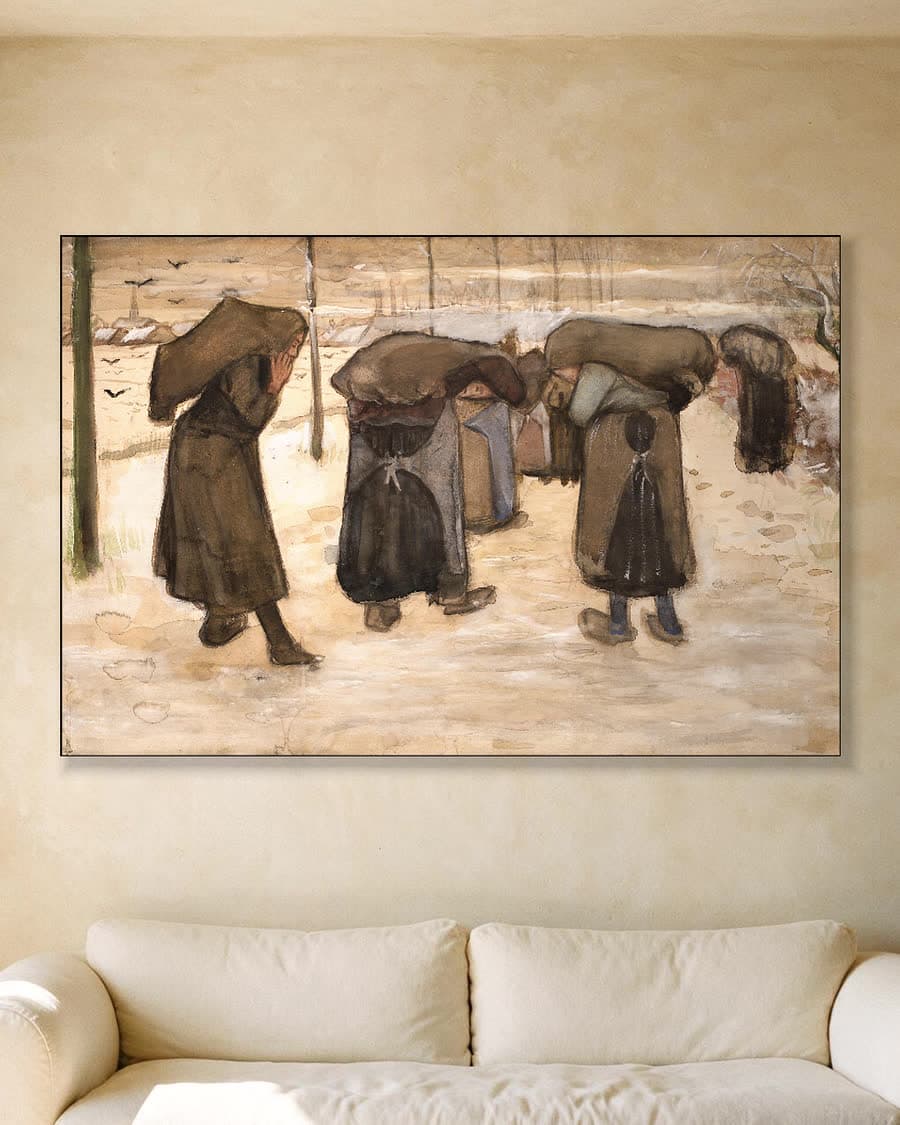 Vrouwen die kolenzakken dragen in de sneeuw in een aluminium frame aan dezelfde muur