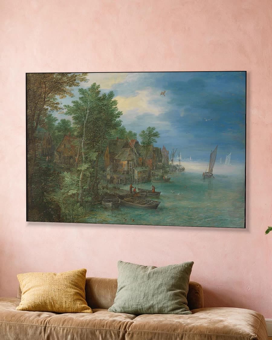 Gezicht op een dorp aan een rivier in een aluminium frame aan dezelfde muur