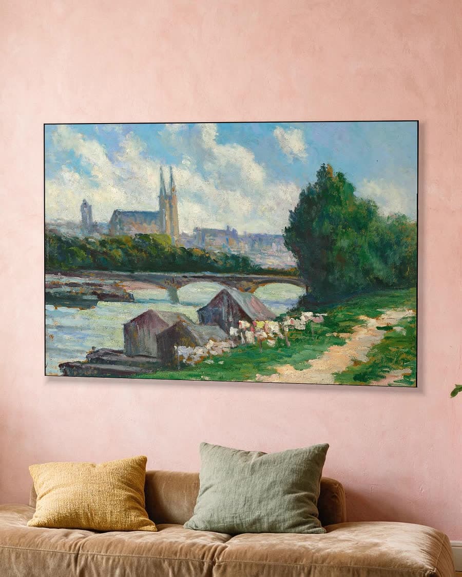 Stadsgezicht aan de rivier in een aluminium frame aan dezelfde muur