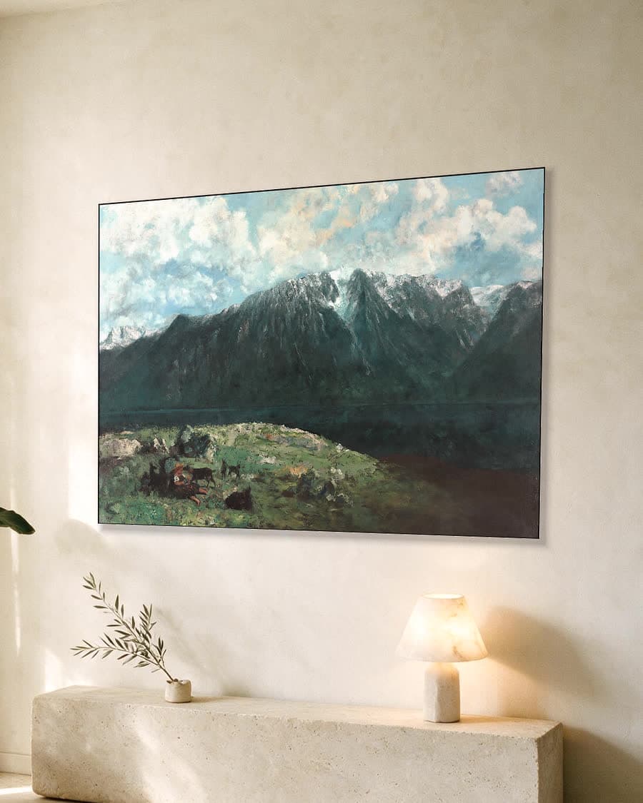 Panoramisch gezicht op de Alpen, Les Dents du Midi in een aluminium frame aan dezelfde muur