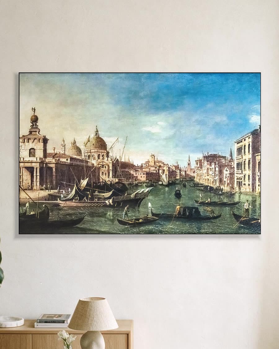 Gondels op de Venetiaanse gracht in een aluminium frame aan dezelfde muur