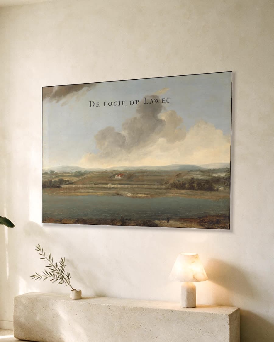 Gezicht op de Nederlandse vestiging te Lawec in Cambodja in een aluminium frame aan dezelfde muur