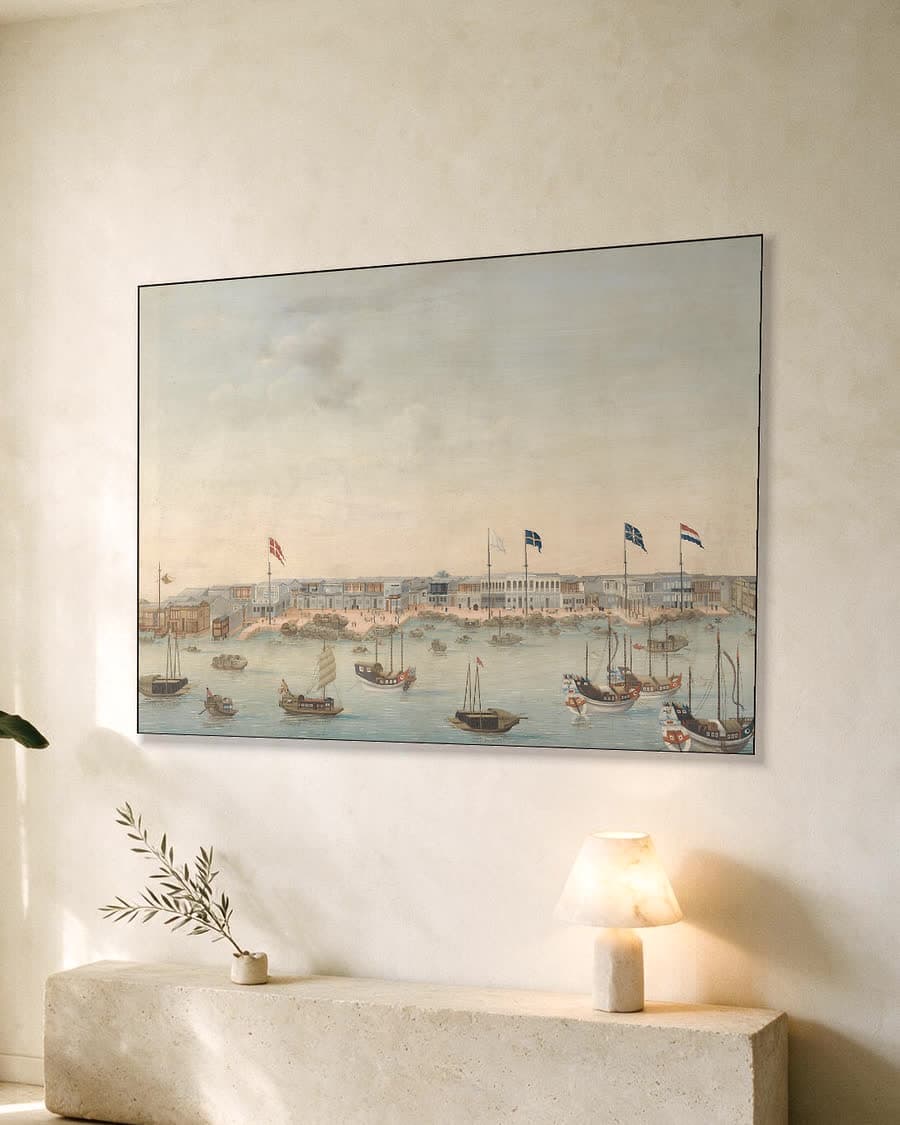 Gezicht op de rede van Kanton in een aluminium frame aan dezelfde muur
