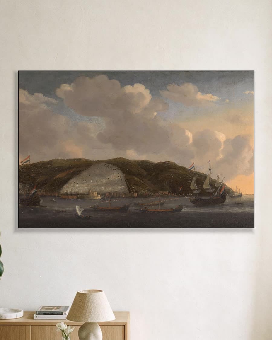 Gezicht op Algiers met het schip van Michiel de Ruyter in een aluminium frame aan dezelfde muur