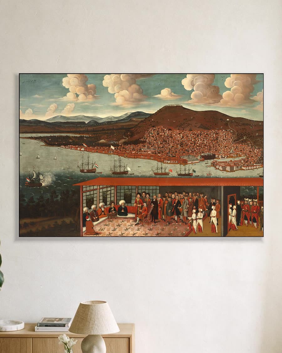 Gezicht op Smyrna (Izmir), met op de voorgrond een ontvangst in een aluminium frame aan dezelfde muur