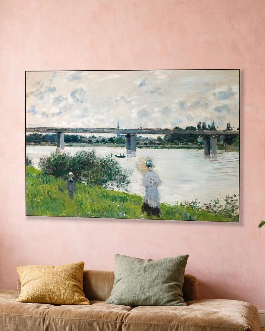 De Promenade met de Spoorwegbrug, Argenteuil in een aluminium frame aan dezelfde muur