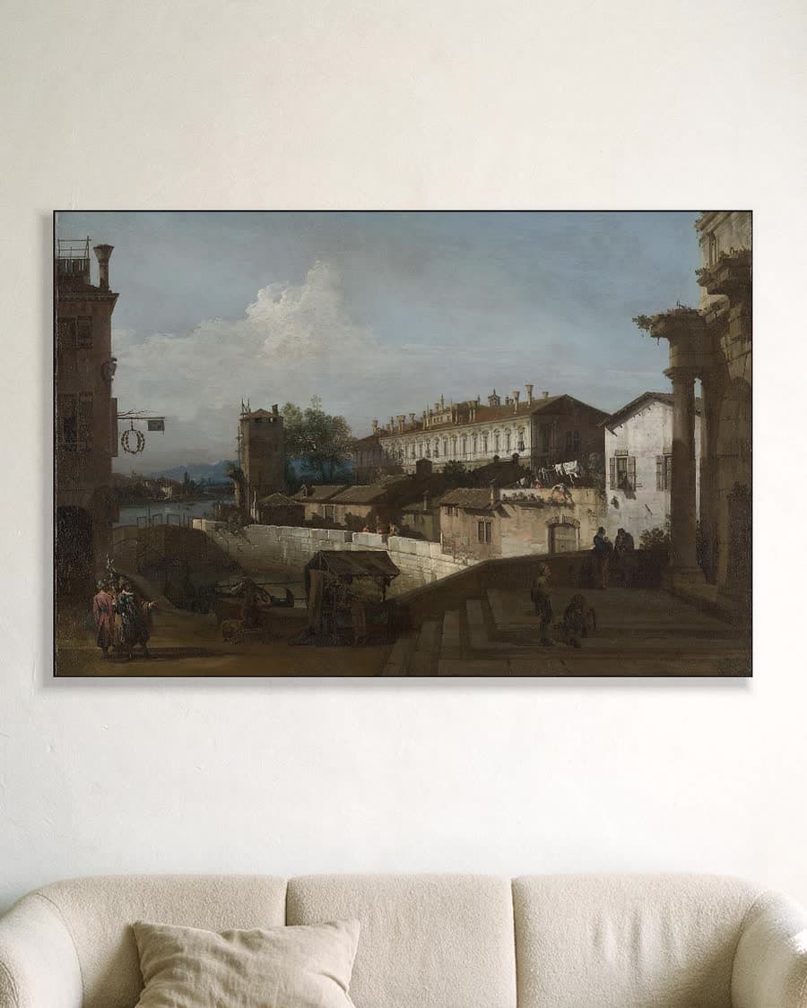 Stadsgezicht aan de rivier met brug in een aluminium frame aan dezelfde muur