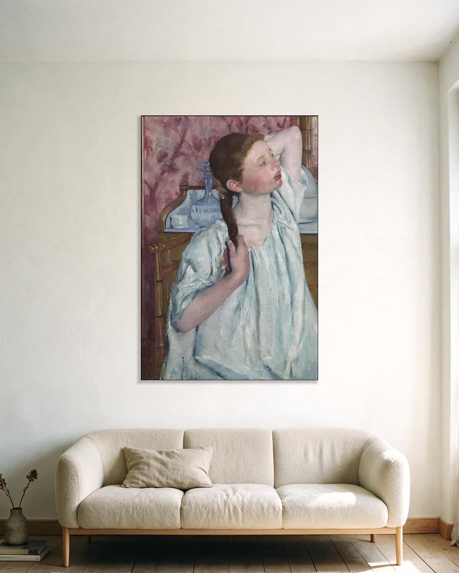 Girl Arranging Her Hair in een aluminium frame aan dezelfde muur