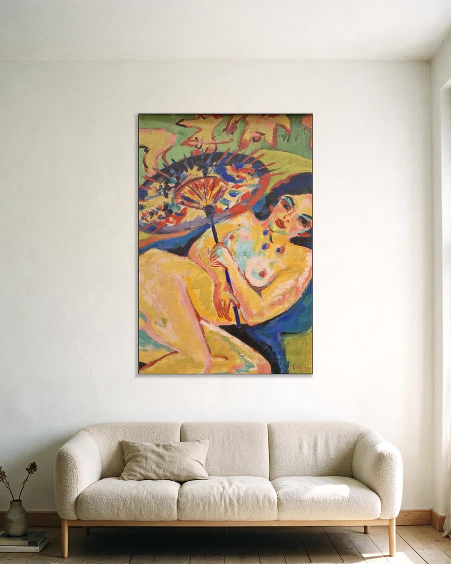 Meisje onder een Japanse paraplu in een aluminium frame aan dezelfde muur