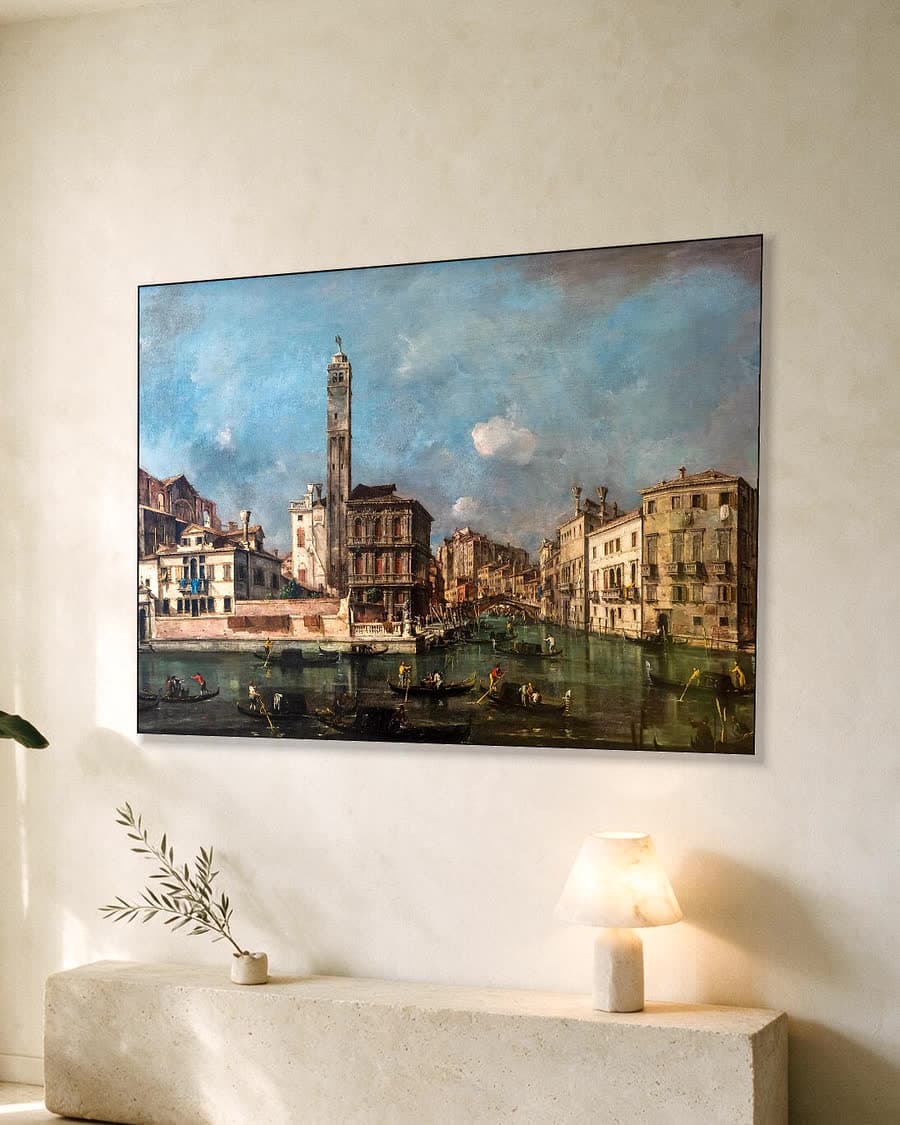 Gondels op de Venetiaanse gracht in een aluminium frame aan dezelfde muur