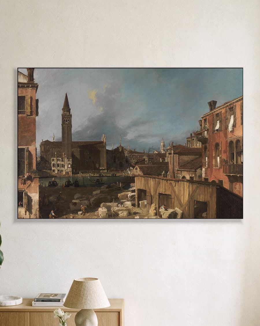 Het Steenmetselaarswerf in een aluminium frame aan dezelfde muur