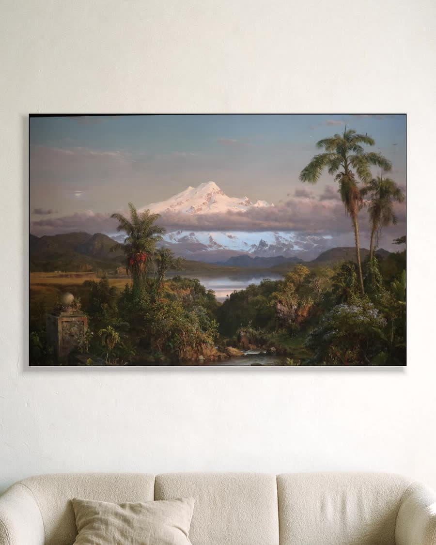De besneeuwde top van Cayambe in een aluminium frame aan dezelfde muur