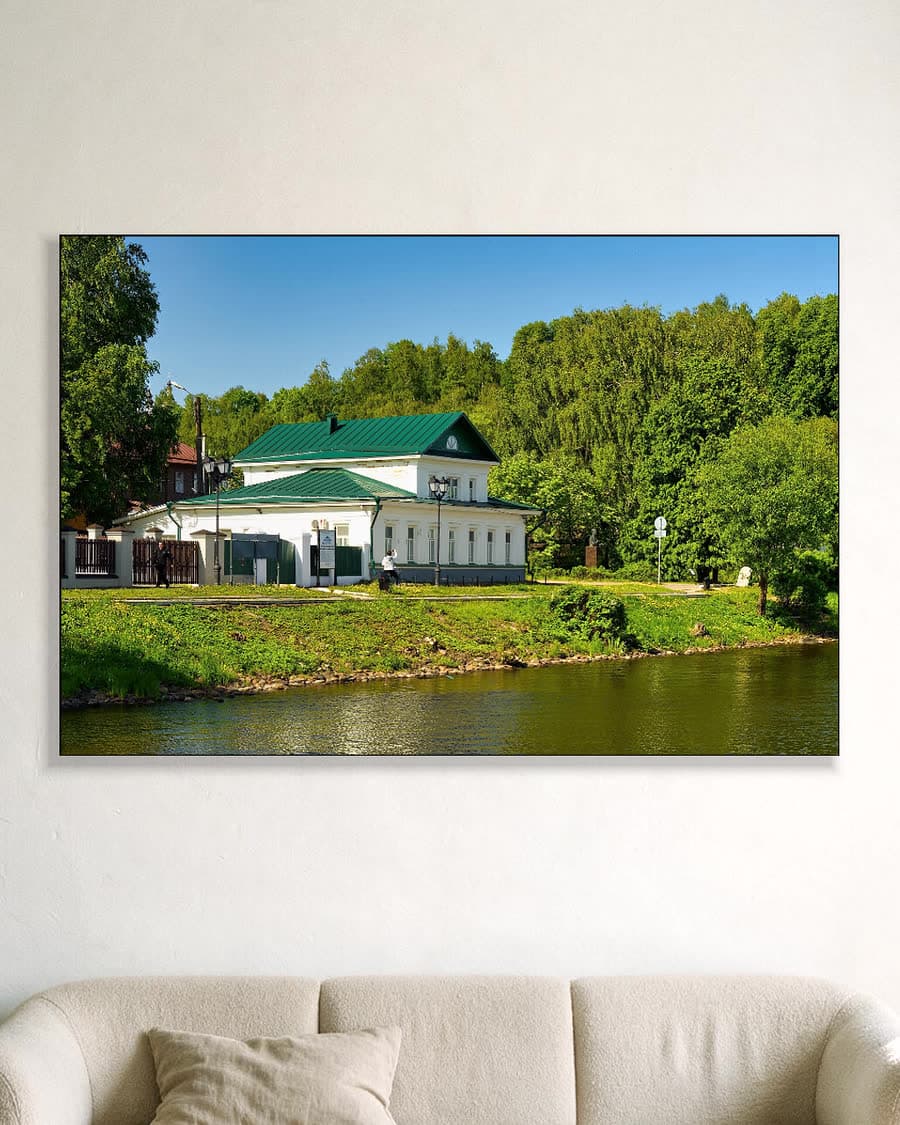 De Vladimirka in een aluminium frame aan dezelfde muur