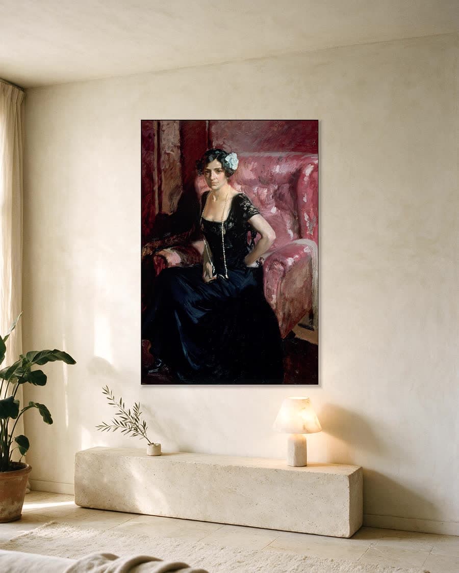 Clotilde in avondjurk in een aluminium frame aan dezelfde muur