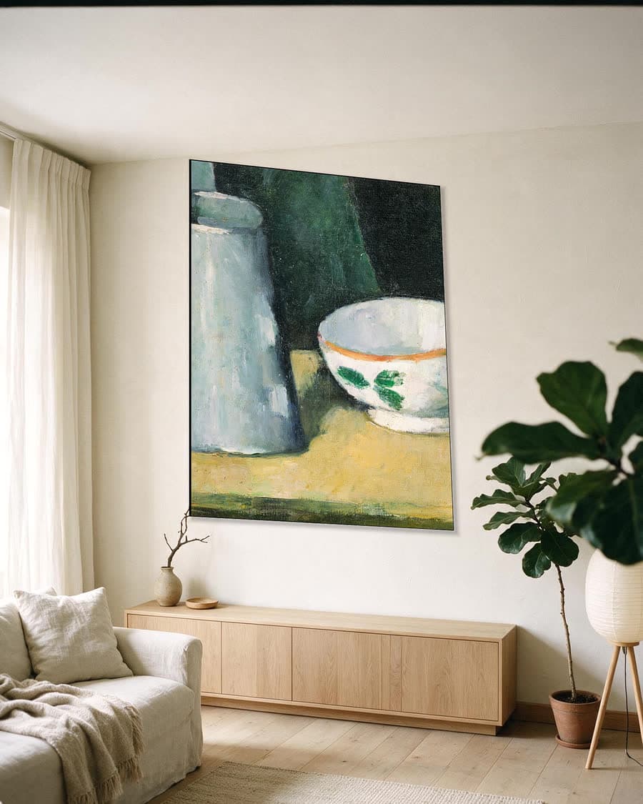 Kom en melkkan in een aluminium frame aan dezelfde muur