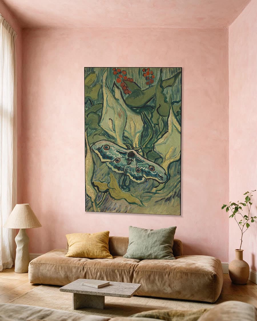 Grote nachtpauwoog in een aluminium frame aan dezelfde muur