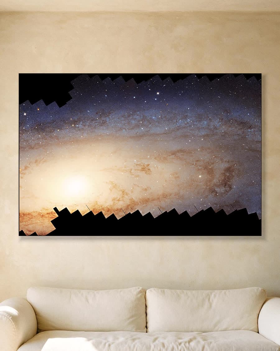 Andromeda in een aluminium frame aan dezelfde muur